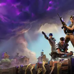 Cztery postacie z gry Fortnite, gotowe do walki pod burzowym, fioletowym niebem.