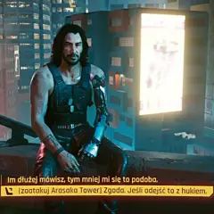 Johnny Silverhand na dachu, rozważa cyberpunk sekretne zakończenie. Miasto nocą, neonowe światła.