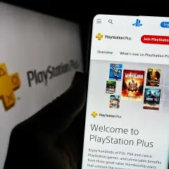 Telefon wyświetla stronę PlayStation Plus z grami. W tle logo PlayStation Plus.