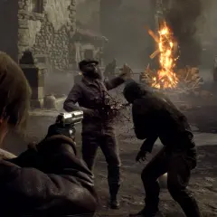Leon strzela do wroga w Resident Evil 4 PS5. W tle płonie ognisko, a wioska jest w chaosie.