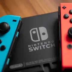 Niebieski i czerwony Joy-Con na konsoli Nintendo Switch. Czas na najlepsze gry na Nintendo Switch!