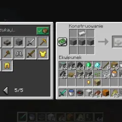 Gracz tworzy w grze Minecraft przecinarkę, używając żelaza i kamienia. W ekwipunku widać kamień szlifierski mc.
