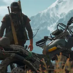 Motocyklista z łukiem i kijem baseballowym na tle gór. Czy będzie Days Gone 2?