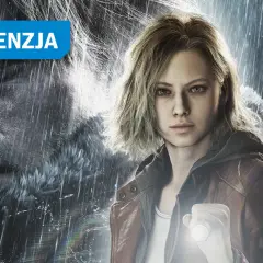Recenzja Resident Evil Re:Verse na PS5. Młoda kobieta z latarką i mężczyzna w deszczu.