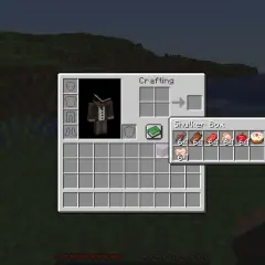 Widok ekwipunku w grze Minecraft. Otwarty Shulker Box zawiera różne rodzaje mięsa, jabłka, ciasto i jagody.