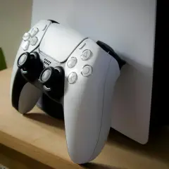 Biały kontroler DualSense i konsola PS5, gotowe do gry od momentu, kiedy wyszło PS5.