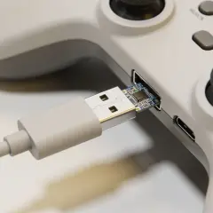 Szary kontroler Xbox z podłączonym kablem USB-C. Prosty sposób, jak podłączyć pada Xbox do PC.