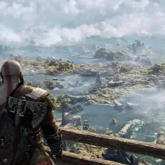Kratos spogląda na rozległy, mglisty krajobraz. Zastanawiasz się, ile trwa fabuła God of War Ragnarök, przemierzając te krainy.
