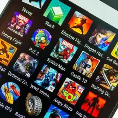 Ekran smartfona z ikonami gier, w tym Marvel Future Fight, PvZ 2, Spider-Man, Angry Birds. Najlepsze gry online wiadomości.
