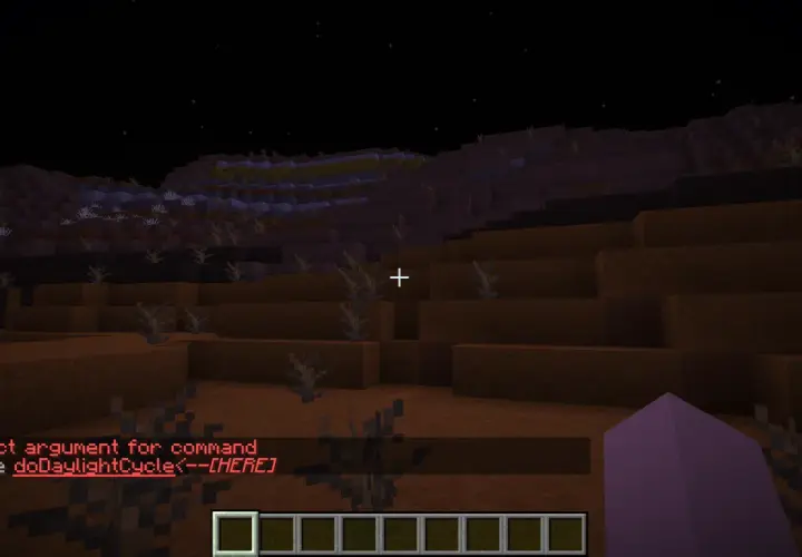 Nocny krajobraz w Minecraft. Gracz próbuje zmienić długość dnia, wpisując komendę, ale popełnia błąd.