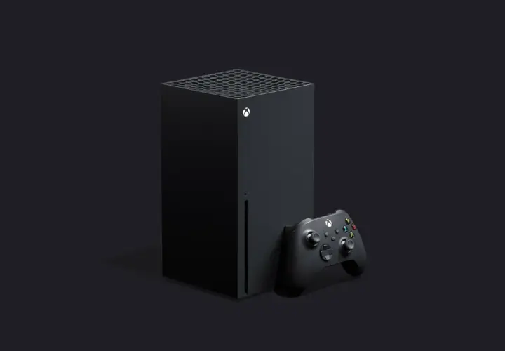 Czarna konsola Xbox Series X i kontroler na ciemnym tle. Premiera nowej generacji gier.