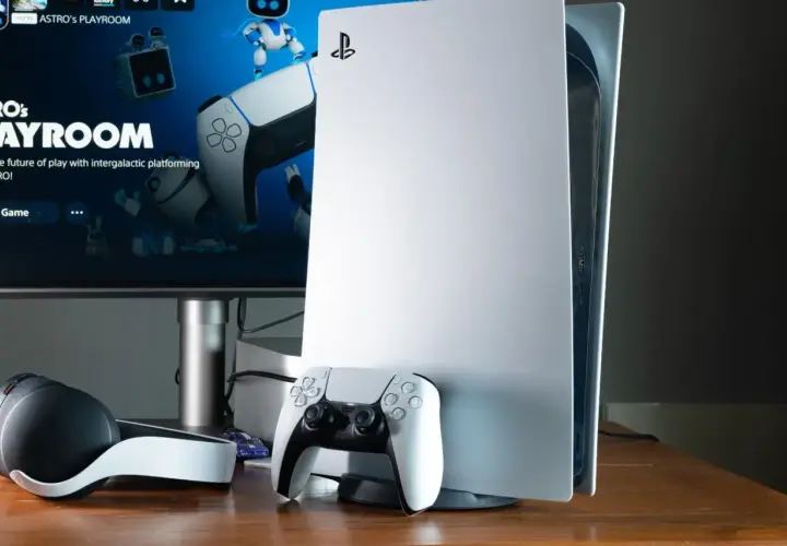 Konsola PS5 z kontrolerem i słuchawkami. Wiedza to potęga PS5, a gry takie jak Astro's Playroom otwierają drzwi do nowych światów.