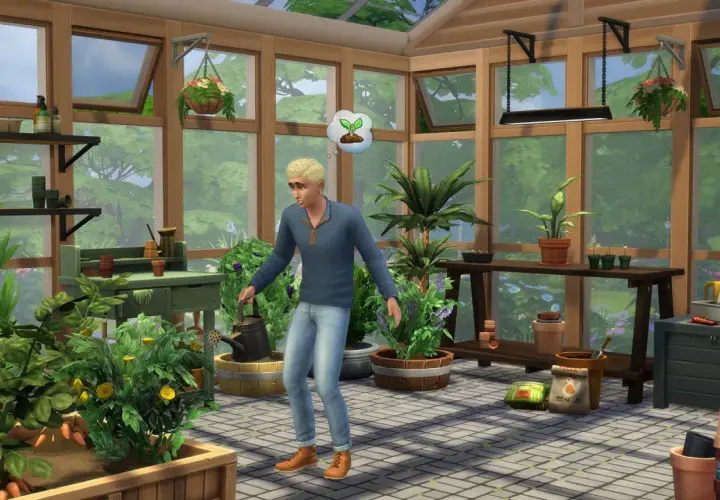 Sim w szklarni pielęgnuje **The Sims 4 rośliny**. Wokół mnóstwo zieleni, doniczek i narzędzi ogrodniczych.