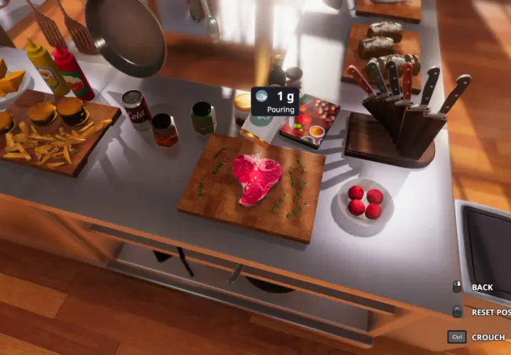 Symulacja gotowania w Cooking Simulator 2: stek w kształcie serca, frytki, burgery i przyprawy czekają na przygotowanie.