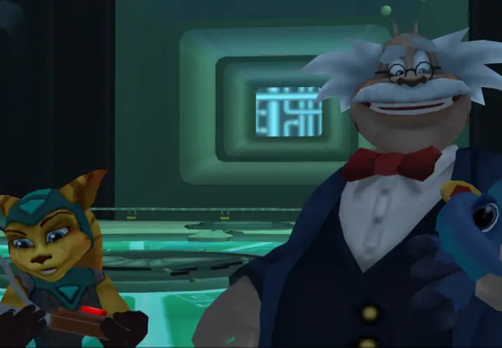 Ratchet i Clank w towarzystwie szalonego naukowca, który trzyma niebieską zabawkę.