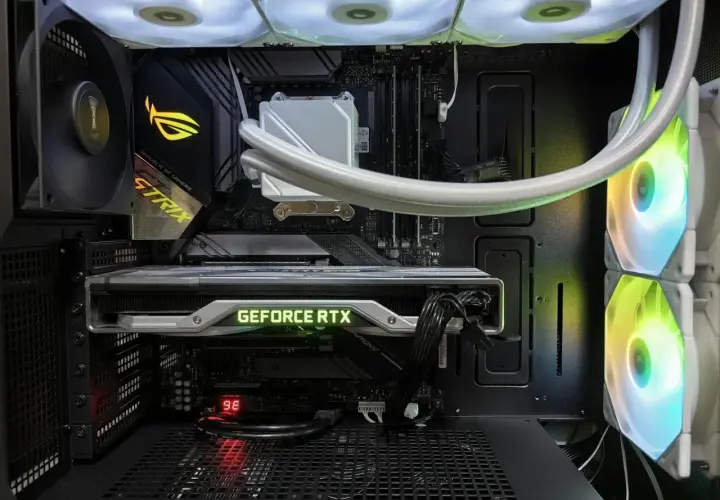 Wnętrze komputera z podświetlaną kartą graficzną GeForce RTX i wentylatorami RGB. To są dobre karty graficzne do gier.