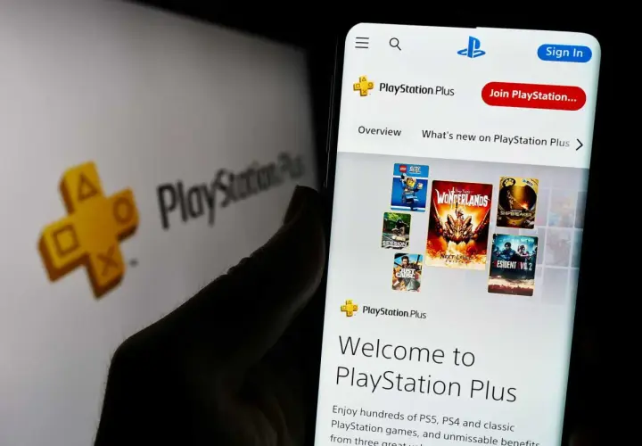 Telefon wyświetla stronę PlayStation Plus z grami. W tle logo PlayStation Plus.
