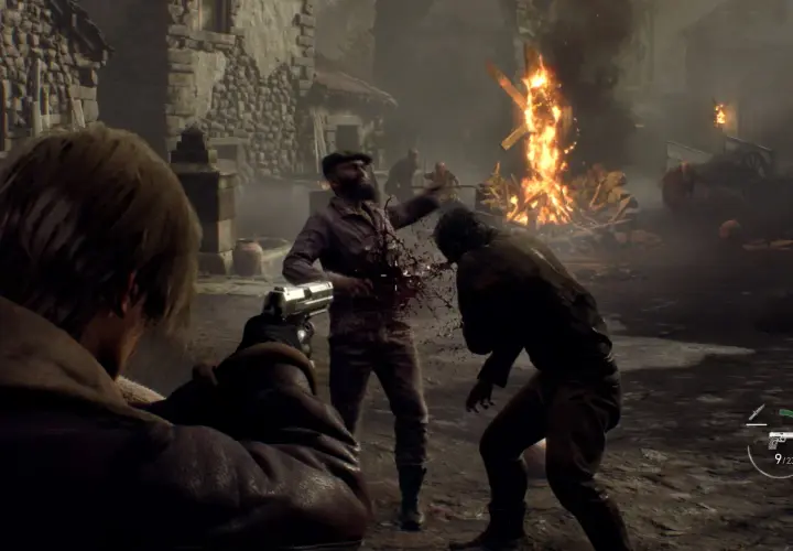 Leon strzela do wroga w Resident Evil 4 PS5. W tle płonie ognisko, a wioska jest w chaosie.