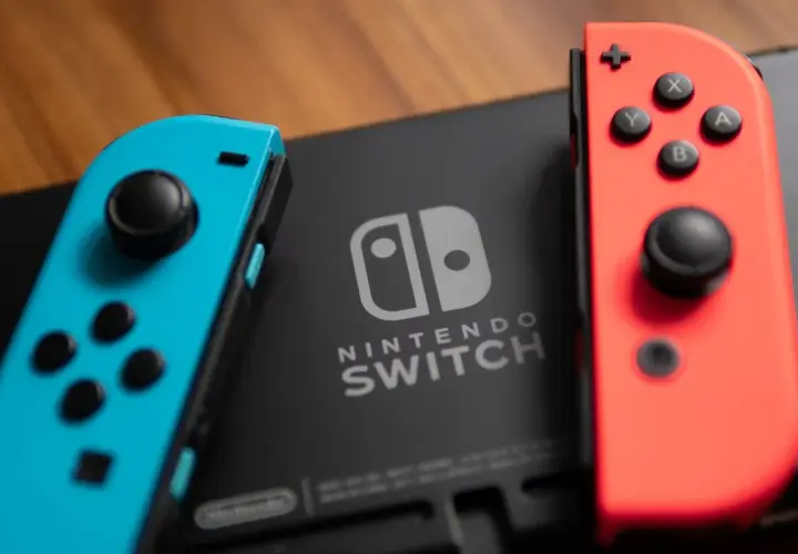 Niebieski i czerwony Joy-Con na konsoli Nintendo Switch. Czas na najlepsze gry na Nintendo Switch!
