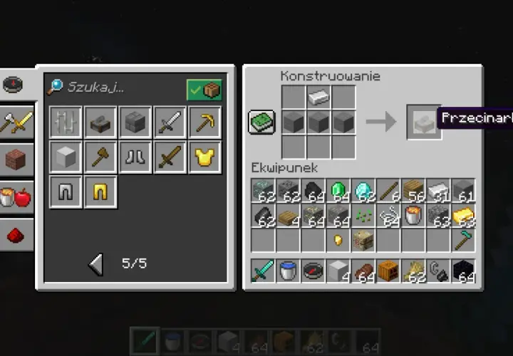 Gracz tworzy w grze Minecraft przecinarkę, używając żelaza i kamienia. W ekwipunku widać kamień szlifierski mc.