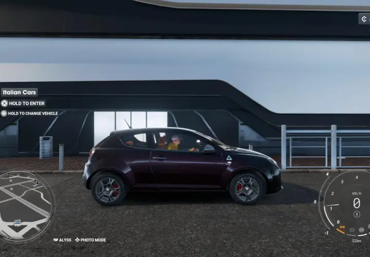 Fioletowy samochód Alfa Romeo w grze Test Drive Unlimited. Kierowca w żółtej koszulce i fioletowej czapce. Widoczny licznik i mapa.