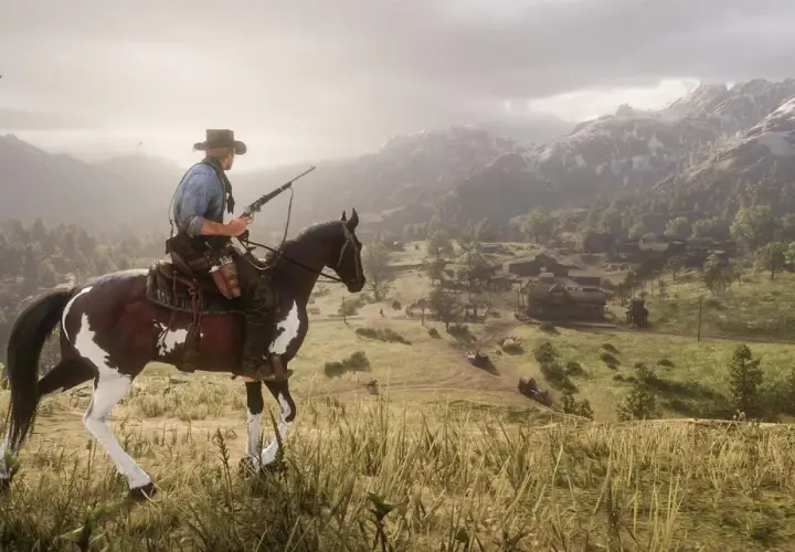 Kowboj na koniu z karabinem, patrzący na dolinę z osadą. To ujęcie z gry Red Dead Redemption 2 poradnik.
