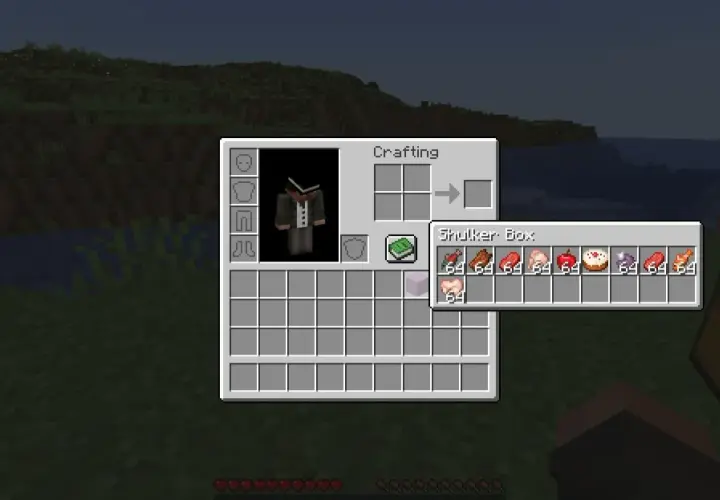 Widok ekwipunku w grze Minecraft. Otwarty Shulker Box zawiera różne rodzaje mięsa, jabłka, ciasto i jagody.