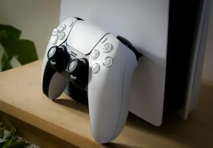 Biały kontroler DualSense i konsola PS5, gotowe do gry od momentu, kiedy wyszło PS5.