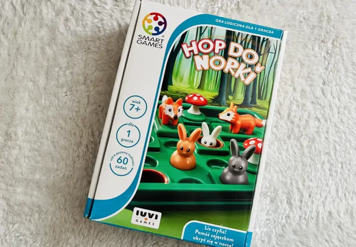 Gra logiczna "Hop do norki" od Smart Games. Pomóż zajączkom ukryć się przed lisem, rozwiązując 60 zadań.