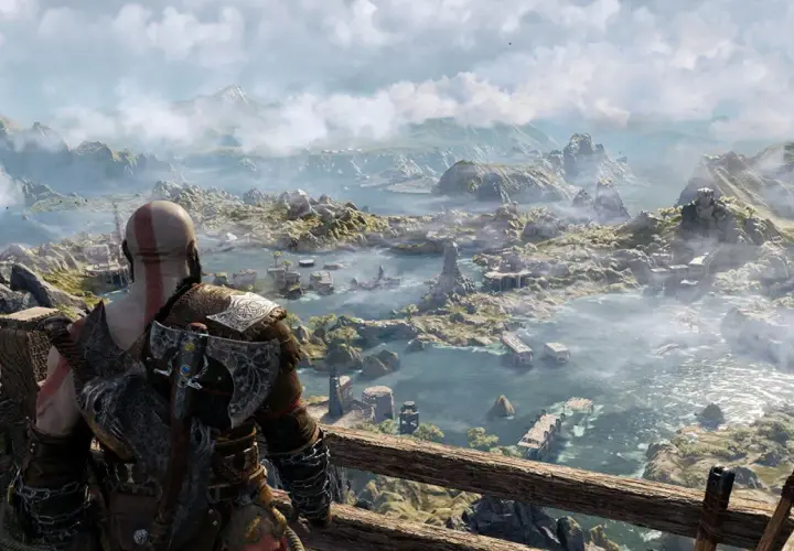 Kratos spogląda na rozległy, mglisty krajobraz. Zastanawiasz się, ile trwa fabuła God of War Ragnarök, przemierzając te krainy.
