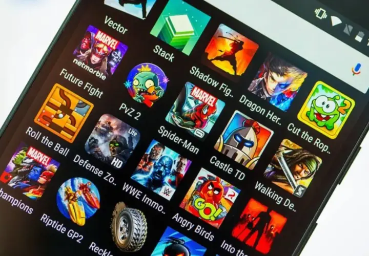 Ekran smartfona z ikonami gier, w tym Marvel Future Fight, PvZ 2, Spider-Man, Angry Birds. Najlepsze gry online wiadomości.