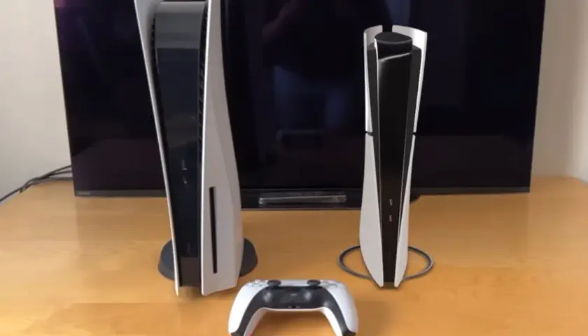 Dwie konsole PS5 i kontroler DualSense na drewnianym blacie. Wymiary konsol są dobrze widoczne w porównaniu do siebie.