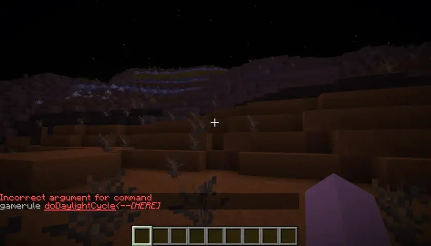 Nocny krajobraz w Minecraft. Gracz próbuje zmienić długość dnia, wpisując komendę, ale popełnia błąd.