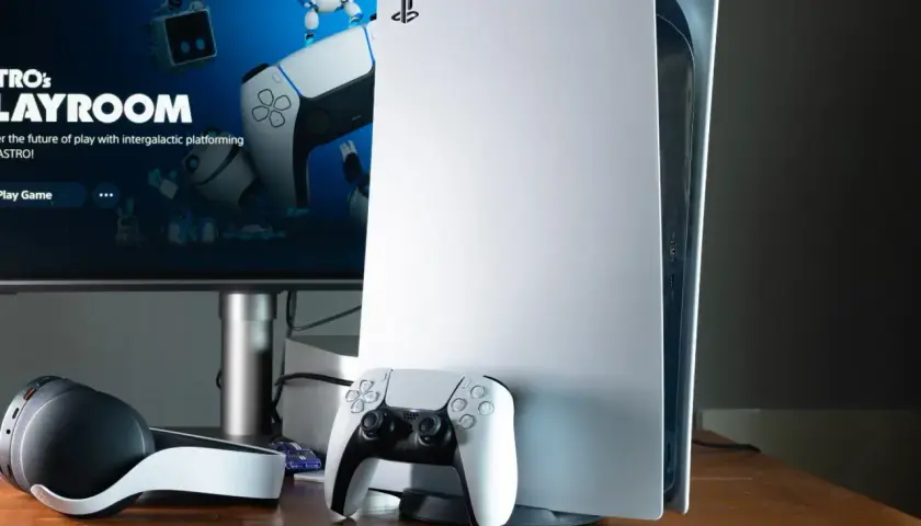 Konsola PS5 z kontrolerem i słuchawkami. Wiedza to potęga PS5, a gry takie jak Astro's Playroom otwierają drzwi do nowych światów.