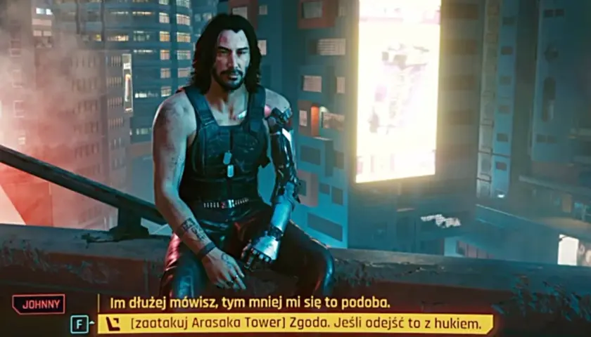 Johnny Silverhand na dachu, rozważa cyberpunk sekretne zakończenie. Miasto nocą, neonowe światła.