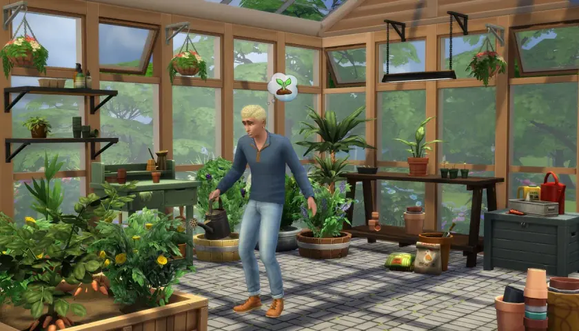 Sim w szklarni pielęgnuje **The Sims 4 rośliny**. Wokół mnóstwo zieleni, doniczek i narzędzi ogrodniczych.