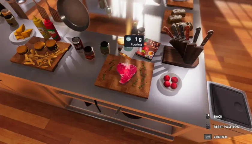 Symulacja gotowania w Cooking Simulator 2: stek w kształcie serca, frytki, burgery i przyprawy czekają na przygotowanie.