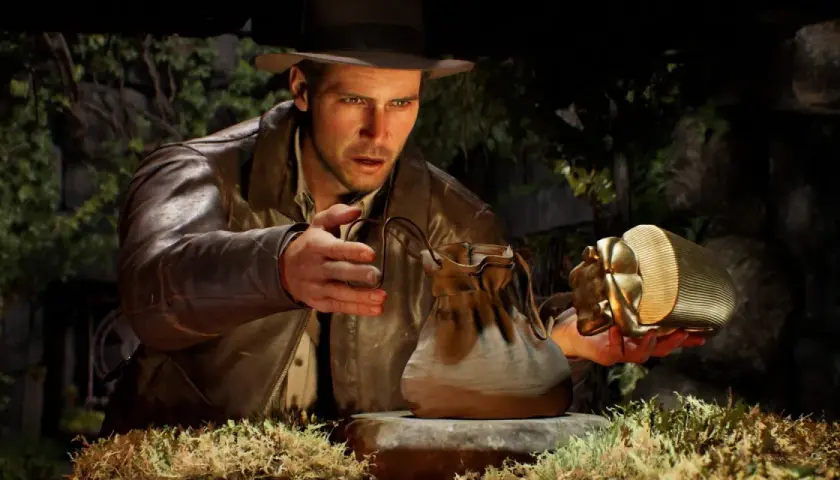Indiana Jones i wielki krąg: archeolog z kapeluszem i skórzaną kurtką trzyma złoty artefakt w kształcie skarabeusza i skórzaną sakiewkę.
