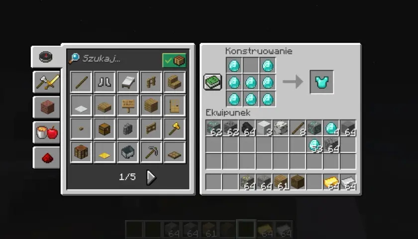 Gracz w Minecraft tworzy diamentową zbroję, używając "sweeping edge" po polsku.