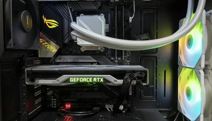 Wnętrze komputera z podświetlaną kartą graficzną GeForce RTX i wentylatorami RGB. To są dobre karty graficzne do gier.