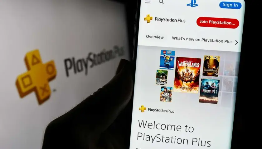Telefon wyświetla stronę PlayStation Plus z grami. W tle logo PlayStation Plus.