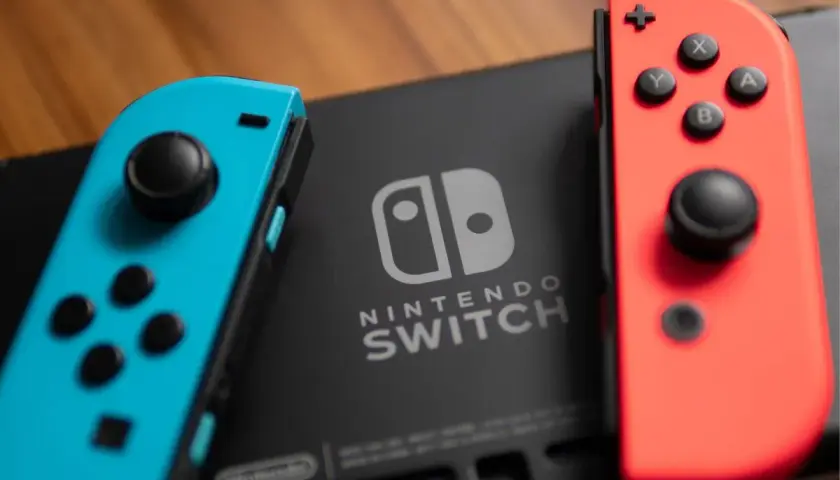 Niebieski i czerwony Joy-Con na konsoli Nintendo Switch. Czas na najlepsze gry na Nintendo Switch!