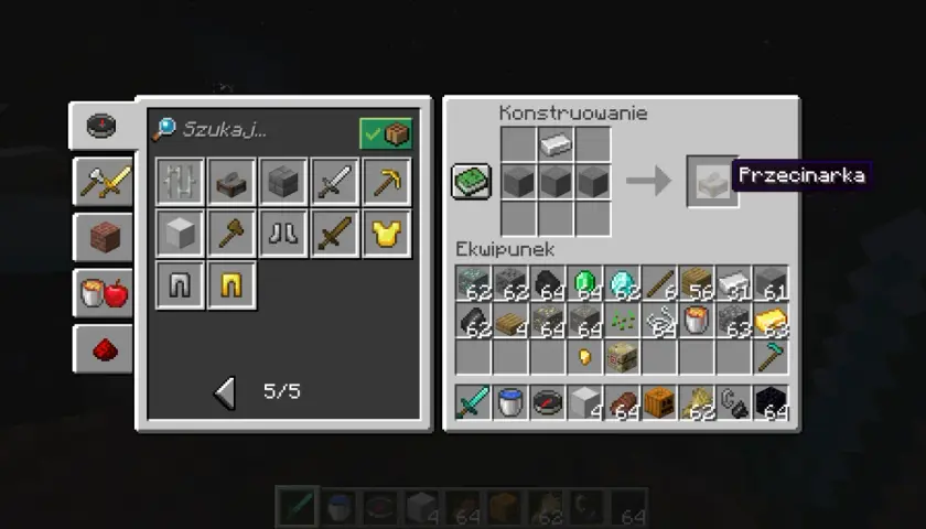 Gracz tworzy w grze Minecraft przecinarkę, używając żelaza i kamienia. W ekwipunku widać kamień szlifierski mc.