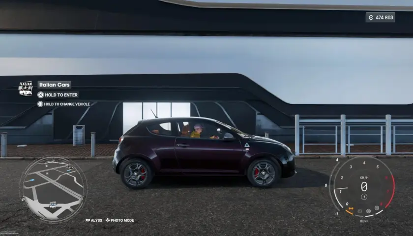 Fioletowy samochód Alfa Romeo w grze Test Drive Unlimited. Kierowca w żółtej koszulce i fioletowej czapce. Widoczny licznik i mapa.