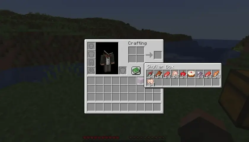 Widok ekwipunku w grze Minecraft. Otwarty Shulker Box zawiera różne rodzaje mięsa, jabłka, ciasto i jagody.