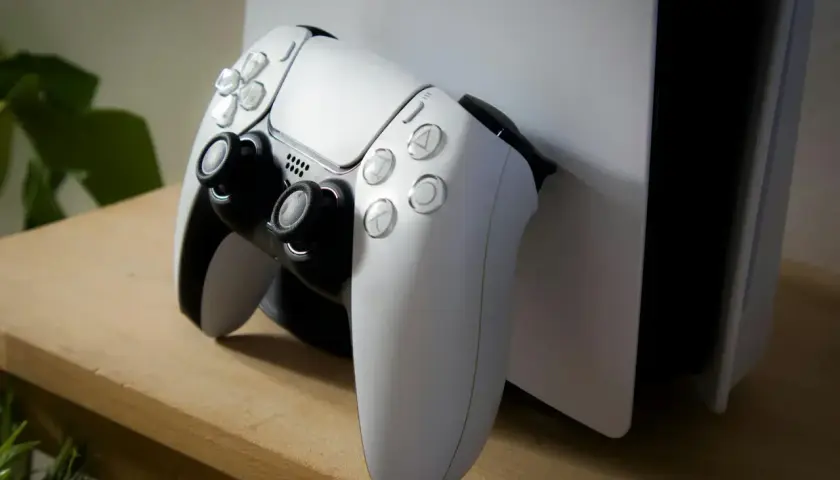 Biały kontroler DualSense i konsola PS5, gotowe do gry od momentu, kiedy wyszło PS5.