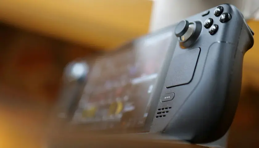 Zbliżenie na konsolę Steam Deck 2, z widocznym joystickiem, przyciskami i ekranem.