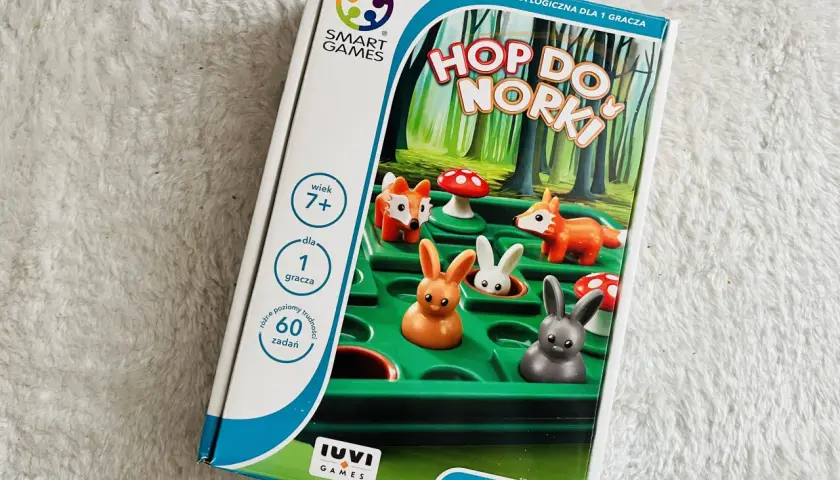 Gra logiczna "Hop do norki" od Smart Games. Pomóż zajączkom ukryć się przed lisem, rozwiązując 60 zadań.