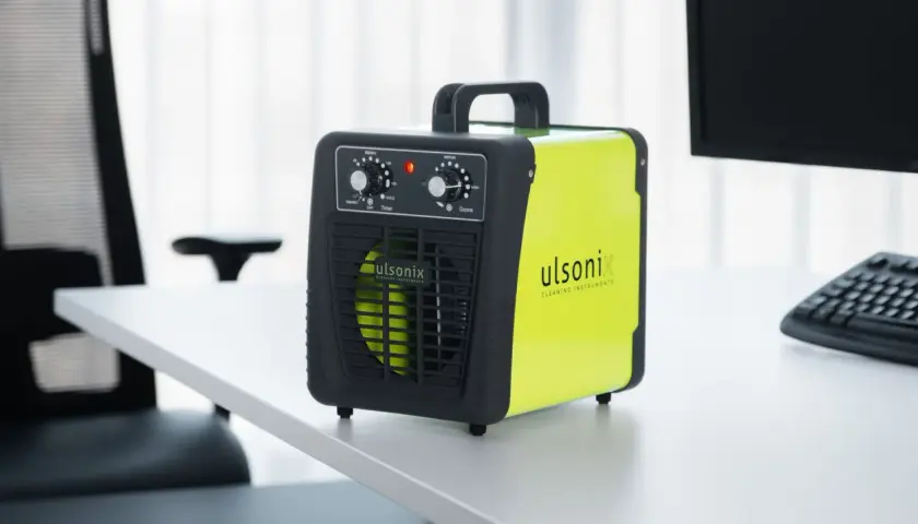 Nowoczesny ozonator Usonix, model project ozone 3, na biurku. Urządzenie do oczyszczania powietrza.