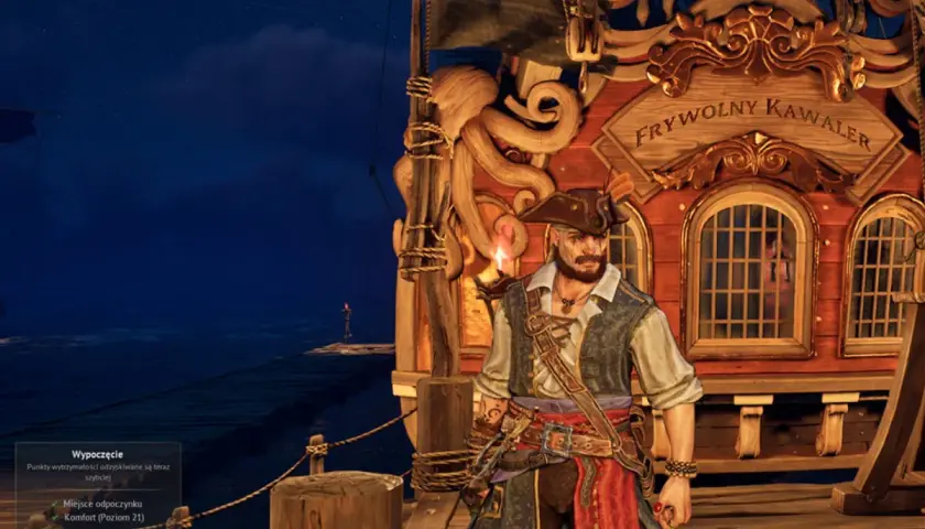 Kapitan statku "Frywolny Kawaler" w grze o piratach. Nocą na morzu, gotów do przygód.
